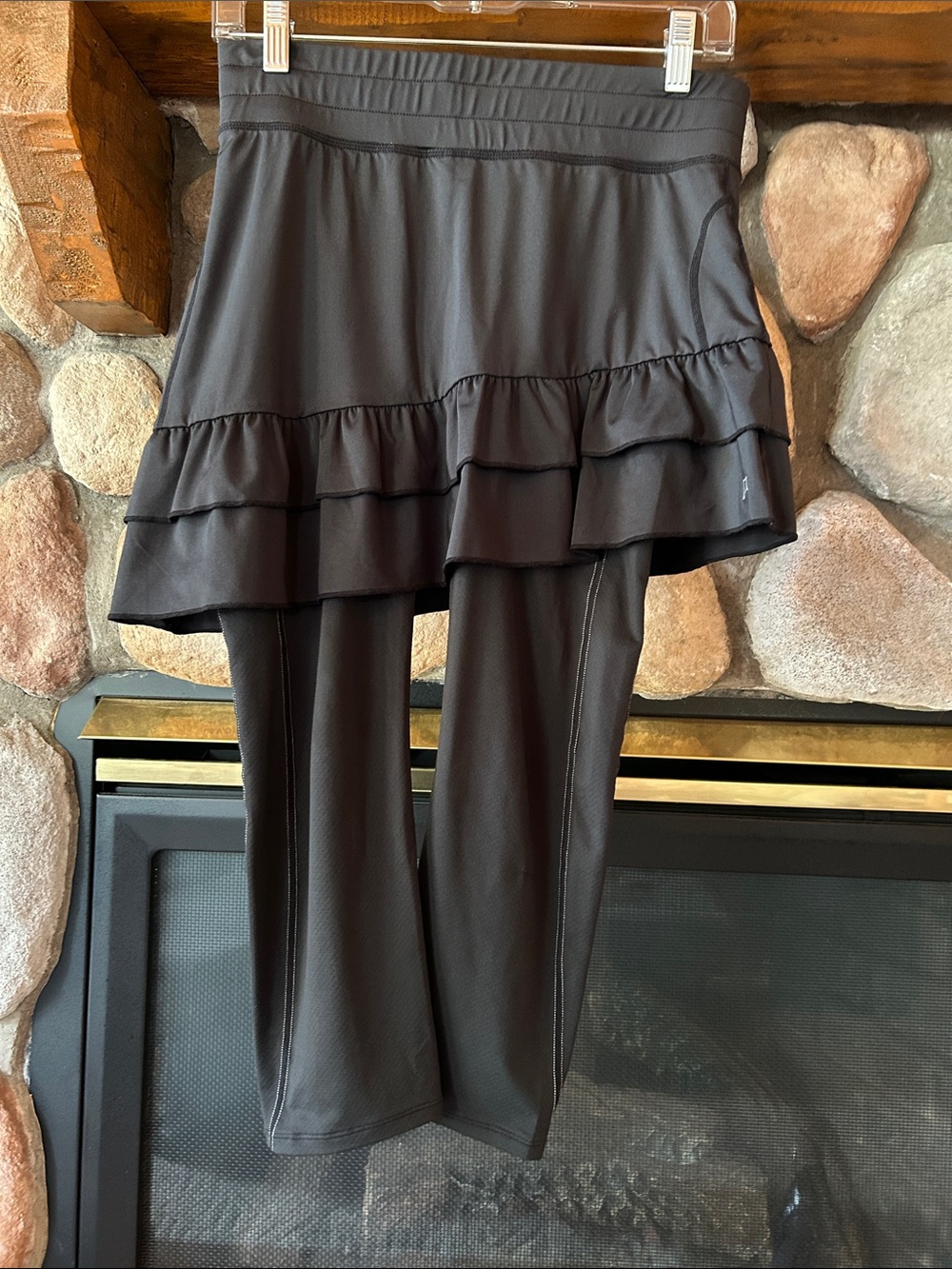 SkirtSports Black Ruffle Lotta Breeze Skirted Capri Leggings Skeggings, Size S